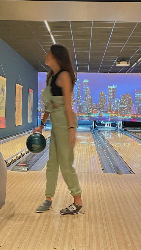 Bowling Night Outfit, Bowling Aesthetic, Bowling Ideas, Bowling Night, Girls Bowling, Outfit Birthday, Aesthetic Ootd, Bowling Party, Bowling Shoes