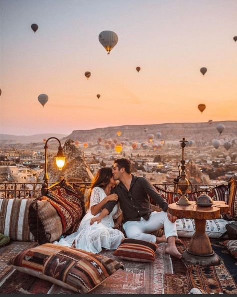 Couple Travel Photos, Turkey Photos, Romantic Honeymoon Destinations, Best Honeymoon Destinations, Cappadocia Turkey, Cave House, Nomadic People, Romantic Honeymoon, Dream Travel Destinations