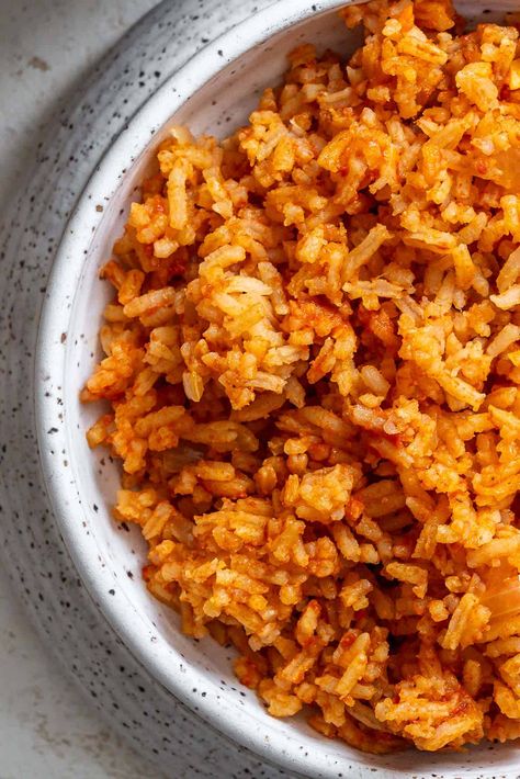 Make easy Vegan Mexican Rice (Spanish rice) with just 5 ingredients in 30 minutes – It’s super fluffy, vibrant, delicious, and a cheap, delicious side dish for Mexican-inspired meals! #plantbasedonabudget #mexican #rice Vegan Mexican Rice, Rice Spanish, Homemade Mexican Rice, Mexican Rice Recipe, Mexican Rice Easy, White Rice Recipes, Curry Recipes Easy, Mexican Rice Recipes, Homemade Mexican