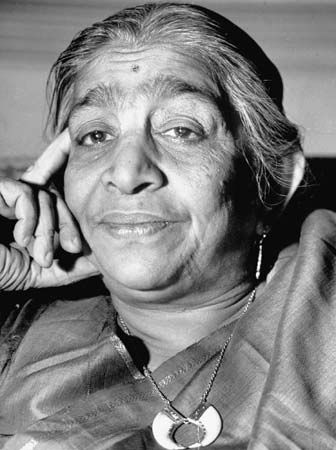 Political activist, feminist, poet-writer, and the first Indian woman to be president of the Indian National Congress and to be appointed an Indian state governor. She was sometimes... Sarojini Naidu Poems, Women Freedom Fighters, Sarojini Naidu, भारतीय इतिहास, महात्मा गांधी, Freedom Fighters Of India, Indian Freedom Fighters, Jennifer Nettles, Female Poets