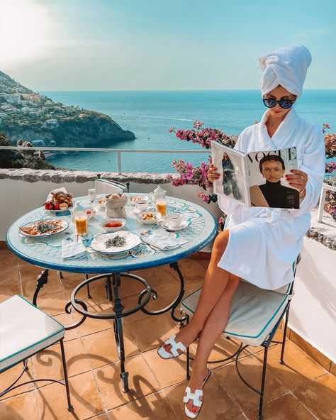 TRAVEL GUIDE: POSITANO | VOGUE HAUS Positano Restaurant, Old Fashioned Love, Fashion Make Up, Dream Vacations Destinations, Amalfi Coast Italy, Italy Outfits, Tumblr Outfits, Tumblr Fashion, Positano