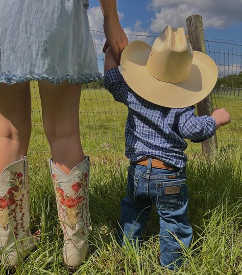 Mommy Me Photoshoot, Cowboy Baby, Dream Life House, Country Kids, Dream Family, Country Lifestyle, Baby Fits, Cute N Country, Future Mom