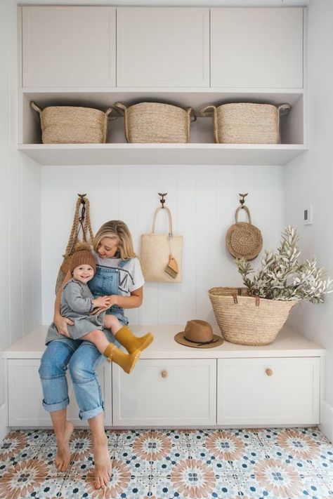 Garderobeløsning Gang, Kyal And Kara, Stone Feature Wall, Modern Coastal Home, Mud Room Entry, Mudroom Decor, Hal Decor, Mud Room Storage, Mudroom Design