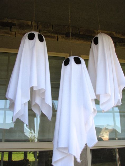 "Spooky" Hanging Ghosts - Revisited - Life Love Larson Diy Halloween Ghost Decorations, Diy Halloween Scary, How To Make Ghosts, Halloween Ghost Craft, Diy Ghost Decoration, Diy Halloween Ghosts, Halloween Hanging Ghost, Ghost Crafts, Halloween Ghost Decorations