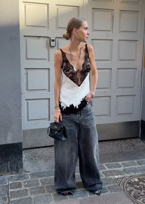 Pernille Teisbaek - looks com renda - renda - tendência - street style - https://stealthelook.com.br Fw24 Trends, Pernille Teisbaek Style, Balenciaga 2022, Pernille Teisbaek, Fashion Week 2024, Quoi Porter, Street Style Trends, Dress Rental, Edgy Outfits