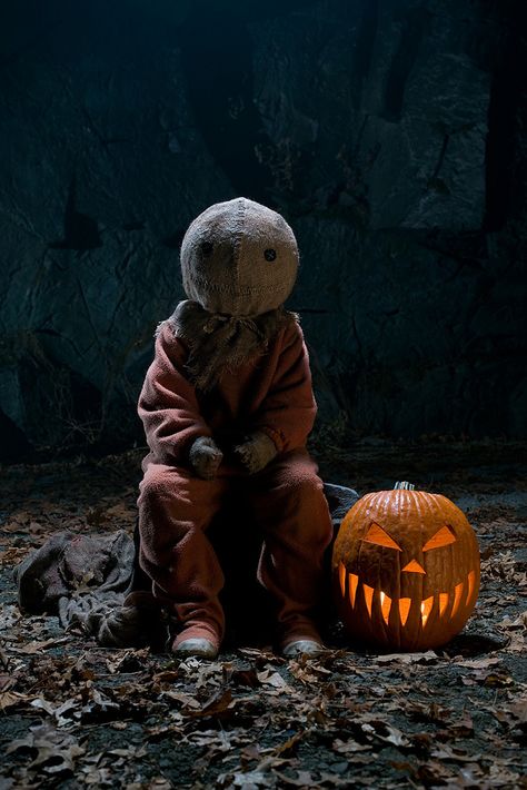 https://flic.kr/p/fBEkHT | Trick 'r Treat | The stars portrait.  Warner Bros. Pictures and Legendary Pictures’ horror thriller “Trick ‘r Treat,” distributed by Warner Bros. Pictures.  © Joe Lederer 2013 Halloween Pauroso, Halloween Diy Outdoor, Halloween Fest, Casa Halloween, Feliz Halloween, Adornos Halloween, Zucca Halloween, Halloween Garden, Halloween Yard Decorations