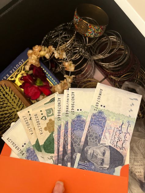 envelope with money sticking out Eid Snaps, Zainab Core, Desi Vibes, Eid Henna, Eid Outfit, Eid Al Fitr, South Asia, Desi Fashion, Eid Mubarak