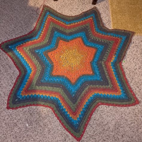 Pattern by Betty McKnit on YouTube 6 Day Star Blanket, Star Blanket Crochet, Blanket Tutorial, Star Blanket, Blanket Crochet, Crochet Blanket, Bohemian Rug, Stars, Crochet