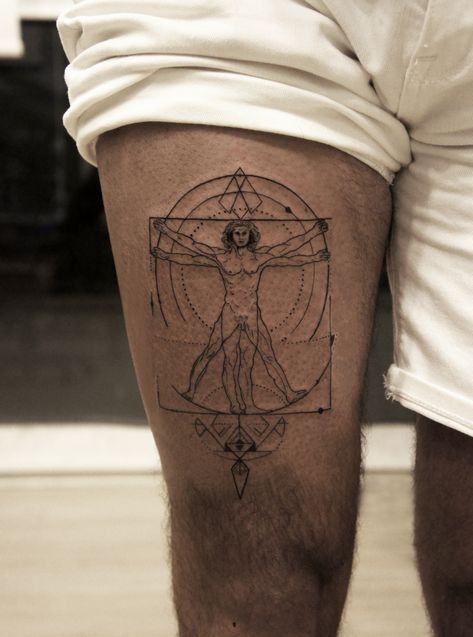 Vitruvian Man Tattoo, Tricep Tattoos, Tattoo Pierna, Adventure Tattoo, Hipster Tattoo, Unique Tattoos For Men, Sacred Geometry Tattoo, Vitruvian Man, Geometry Tattoo