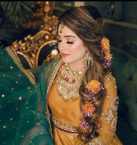 Bride Mehndi Hairstyle, Hair Styles For Mehndi Function, Mehndi Hairstyles Pakistani, Haldi Hairstyle, Mayon Dress, Muharram Images, Haldi Look For Bride, Desi Bridal Makeup, Bride Eye Makeup