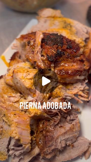 Mercedes López Birlain on Instagram: "El plato estrella de mi concuña Andrea “pierna adobada” que le pedí la receta para hacerla y compartírselas! Por lo que me dijeron los comensales quedó muy buena así que me atrevo a pasarles la receta para que la hagan, porque además de muy fácil es baratísimo platillo para alimentar a muchos y les va a encantar. Ingredientes: 1 pierna de cerdo de 4-5 kg aprox Para la marinada: 1 lt de vino blanco 1 cebolla mediana 3 dientes de ajo 1 cucharada de sazonador vegetal (la receta original lleva knor pierna, pero ya saben que aquí antes muerta que knor jajaj) 1 cucharadita de inglesa 1 cucharadita de Maggi Sal y pimienta Para el adobo: 15 chiles guajillos 1 lt de aceite de oliva 1/4 cucharada de comino 1/4 cucharada de orégano 2 clavos de olor Pr Pernil Cubano, Picadillo Cubano Receta, Carne Adovada, Chile Guajillo, Adobo