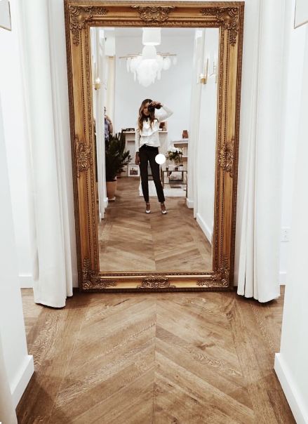 Brighten and smarten up any passage with a mirror! We have hundreds of mirrors in various shapes and sizes: https://www.thecrowncollection.co.za/product-category/mirrors/ End Of Hallway, Appartement New York, Hallway Mirror, Smart Tiles, Foyer Decorating, California Homes, Design Case, House Inspiration, My Dream Home