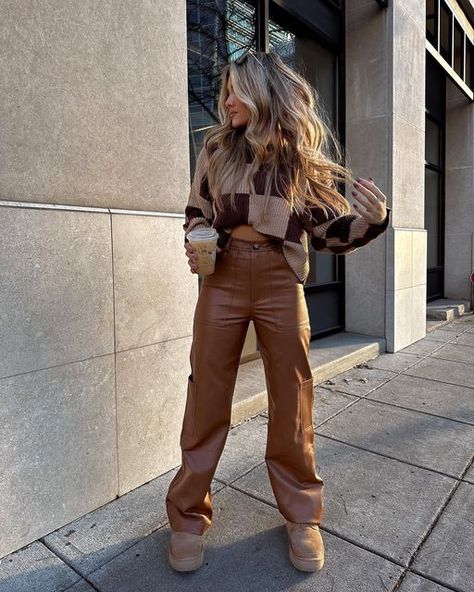 Fall Brown Outfits, Casual Comfy Winter Outfits, Brown Aesthetic Outfits, Brown Leather Outfit, Mom Fits, Brown Leather Pants, Leather Pants Outfit, Estilo Hippie, Elegante Casual