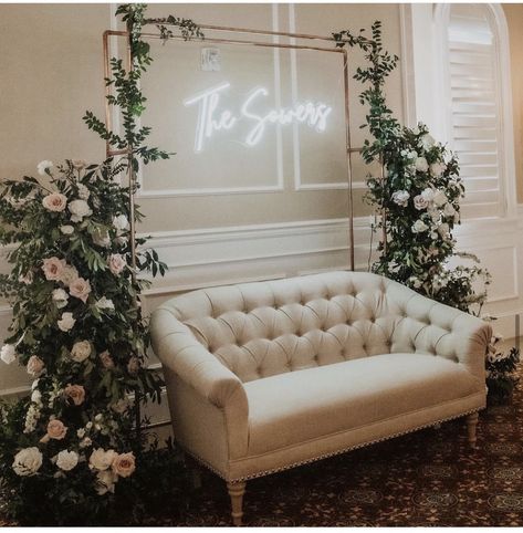 Wedding Couch Backdrop, Reception Couch Seating, Loveseat Wedding Photos, Wedding Couch Seating Receptions, Wedding Portrait Lounge, Portrait Lounge Wedding, Wedding Guest Photo Backdrop, Wedding Couch Seating, Couch Wedding Photos