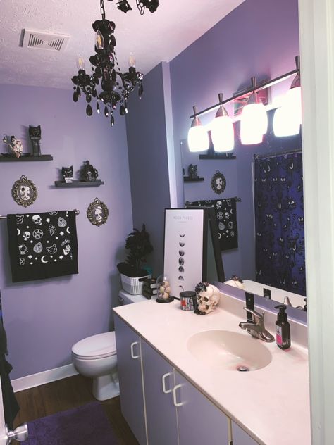 Bates Motel Bathroom Decor, Dark Goth Bedroom Ideas, Bathroom Decor Witchy, Spooky Bathroom Decorating Ideas, Goth Bathroom Aesthetic, Spooky Bathroom Ideas, Witchy Bathroom Aesthetic, Goth Farmhouse Decor, Haunted Mansion Bedroom