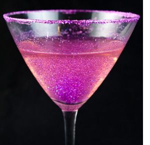 New Year’s Eve Drink Recipes - Add this sparkling glitter to your drinks to make them extra shiny! New Years Eve Drinks, Princess Pinky Girl, God Jul, Edible Glitter, Holiday Drinks, Holiday Entertaining, Adult Drinks, Party Drinks, Nouvel An