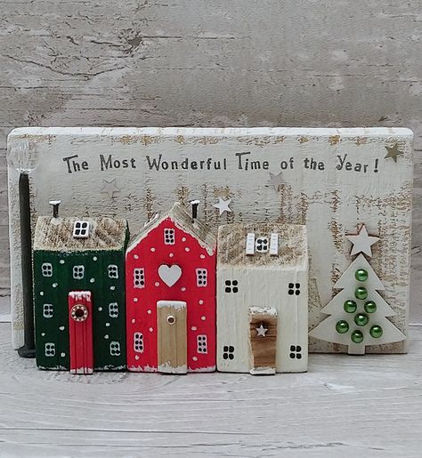 Christmas Driftwood Houses, Christmas Driftwood, Driftwood Houses, Christmas Colours, Scrap Wood Crafts, Wood Houses, Wood Block Crafts, Snowy Scene, Wooden Houses