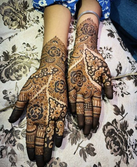 Mehandi Designs Dubai Pattern, Muslim Mehndi Design, Dubai Design Mehendi, Semi Bridal Mehendi Design, Dubai Mehendi Designs, Short Mehndi Design, Mehandhi Designs, Mahendi Designs, Khafif Mehndi Design