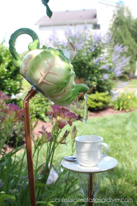 Tea Pot Garden Feature Tutorial Garden Totem, Glass Garden Art, Beautiful Flowers Garden, Charming Garden, Glass Garden, Garden Features, Garden Set, Glass Flowers, Garden Crafts