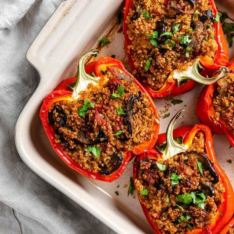 Vegan Quinoa Recipes, Vegetarian Italian Recipes, High Protein Vegetarian, Quinoa Stuffing, Italian Stuffed Peppers, Vegan Stuffed Peppers, Quinoa Stuffed Peppers, Protein Vegetarian, Vegetarian Italian