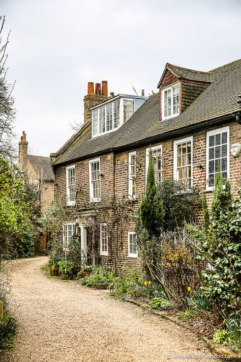 Houses in Chiswick, London London Home Exterior, London Countryside House, London Village Aesthetic, Villages Near London, London Suburbs Houses, Queens Park London, England Suburbs, Winfield House London, Chiswick London