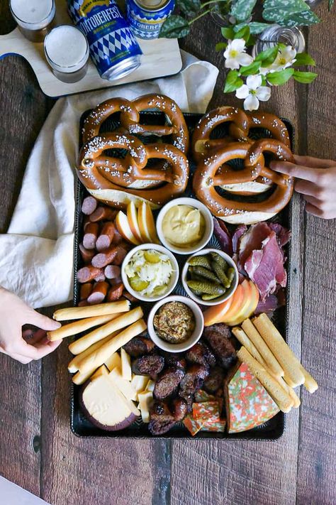 Octoberfest Snack Board - www.hungrytravelingmama.com German Board Food, Pretzel Board Ideas, Oktoberfest Board, Octoberfest Recipes, Charcuterie Lunch, Beer Bratwurst, Octoberfest Party, German Party, Ski Gondola