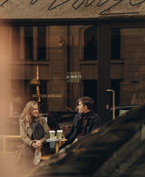 Romantic Dates Ideas, Bookshop Date, Photoshoot Ideas For Boyfriend, City Couples Photography, Couples City, Cafe Date, Nyc Photoshoot, Fashion Pose, Paris Couple