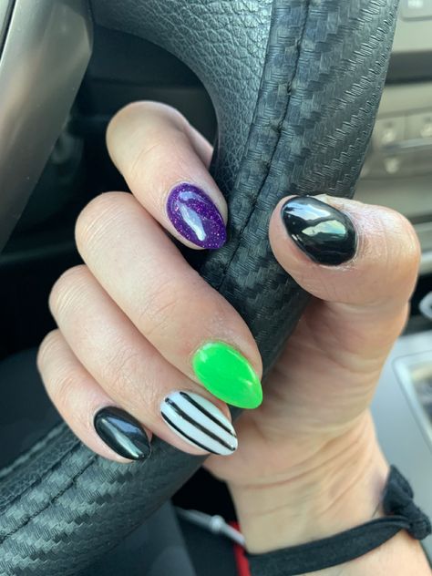 Halloween Nails On Almond Shape, Halloween Almond Nails Design Simple, Punk Concert Nails, Halloween Nexgen Nails, Nail Art Simple Halloween, October Nails Ideas Almond, Halloween Striped Nails, Short Beetlejuice Nails Simple, Joker Nails Simple