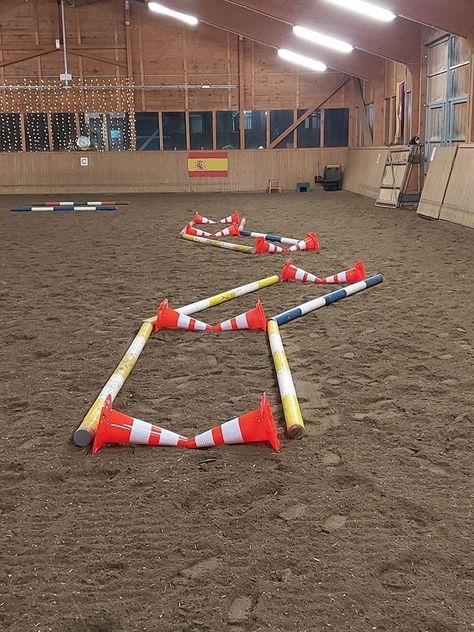 Horse Training Ground Work, Horse Jumping Exercises, Horse Training Exercises, Horse Lessons, Horse Arena, Indoor Arena, Horse Exercises, Horse Riding Tips, Horse Games