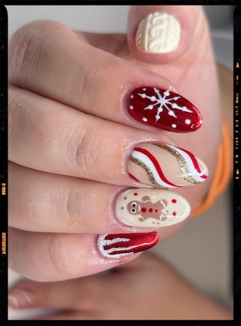 Christmas Airbrush Nails, Airbrush Christmas Nails, Abstract Christmas Nails, Elf Nail Art, Nail Art Christmas Designs, Christmas Nails Elf, Ornament Nail Art, Trendy Christmas Nails, Nails Aura