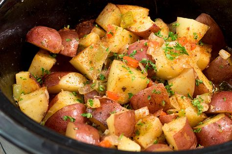 Crock Pot Breakfast Potatoes: Place onion, potatoes, and bell peppers in a slow cooker. Season with seasoning salt and paprika. Stir to combine, making s... Potatoes Crock Pot, Parmesan Couscous, Recipe With Dill, Crock Pot Breakfast, Breakfast Potatoes Recipe, Onion Potatoes, Potato Breakfast Recipes, Brunch Foods, Dill Recipes