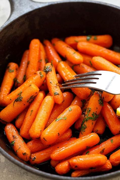 Siracha Recipes, Carrots Recipe Healthy, Sriracha Sauce Recipe, Carrots In Oven, Recipes For Baby, Carrots Roasted, Glazed Baby Carrots, Roasted Baby Carrots, Baby Carrot Recipes