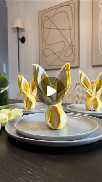 Dining Napkin Ideas, Easter Napkin Folding Ideas, Easter Napkins Ideas, Easter Napkin Folding, Easter Decorating Ideas, Creative Napkins, Easter Crafts For Adults, Easter Napkins, Bunny Napkins