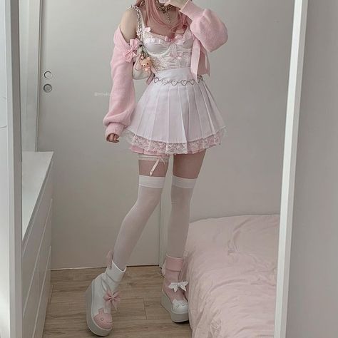 Rosecore Outfits, Pink And Black Grunge Outfit, Mirumune Outfits, Whimsycore Outfits, Cute Fem Outfits, Pastel Fairycore Outfits, Soft Pink Aesthetic Outfits, Kawaii Outfits Pastel, Pink Club Outfit