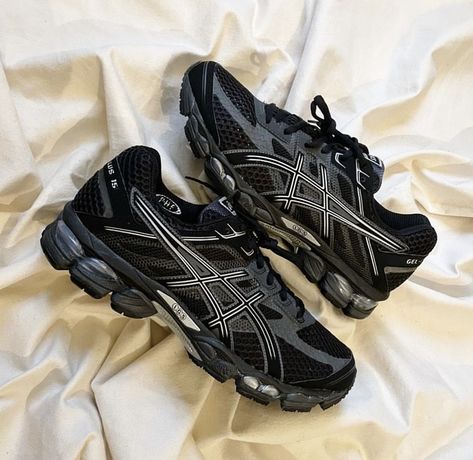 Black Running Shoes Outfit, Chunky Black Shoes, Shoe Hacks, Black Asics, Autumn Shoes Women, Basic Shoes, Shoes Hack, Shoe Wishlist, Funky Shoes