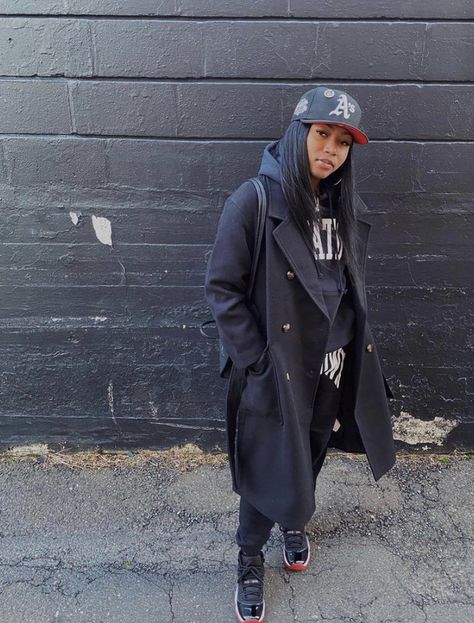 Peacoat With Hoodie Outfit, Trench Coat Outfit Black Women, Peacoat Style, Everyday Outfits Fall, Tomboy Look, Fall Trends Outfits, Chill Outfits, Streetwear Fashion Women, Hoodie Outfit