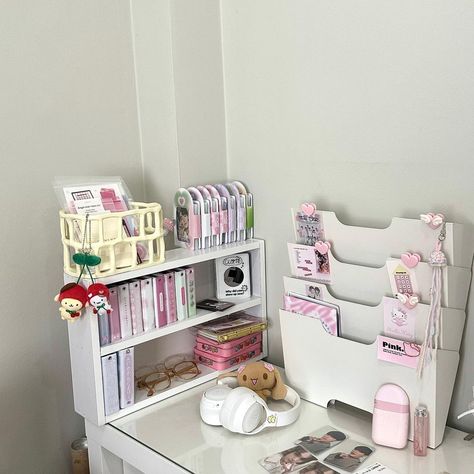 Ikea Magazine, Maximalist Room Decor, Korean Bedroom Ideas, Kpop Desk, Dreamy Living Room, Desk Aesthetic, Cozy Desk, Diy Desk Decor, Colorful Apartment