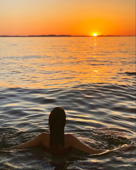 Sea Swimming Aesthetic, Hawaii October, Swimming At Sunset, Trip Photoshoot, Crazy Vibes, Sunset Swimming, Swimming Aesthetic, Sunset Swim, Swimming Sea