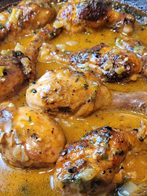 Creamy Garlic Chicken Drumsticks Creamy Chicken Drumsticks, Chicken Drumstick Recipes Greek Yogurt, Chicken Drumsticks And Gravy, Slow Cook Chicken Drumsticks, Cast Iron Chicken Drumsticks, Low Calorie Drumstick Recipes, Drumstick Meals Dinners, Drum Sticks In Crockpot, Crockpot Chicken Drumsticks And Rice