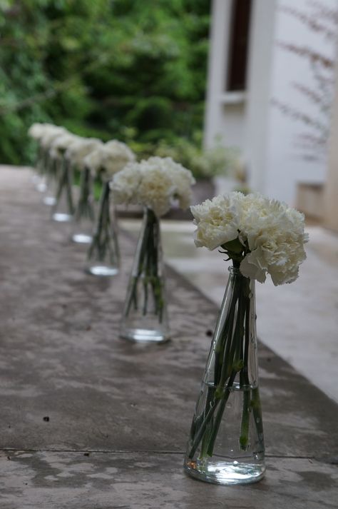 Carnations Wedding Decorations, White Carnation Centerpieces, White Carnations Aesthetic, White Carnations Wedding, Tall Vase Ideas, Green And White Table Decor, Carnation Wedding Centerpieces, Rancho Wedding Mexican, Rancho Wedding