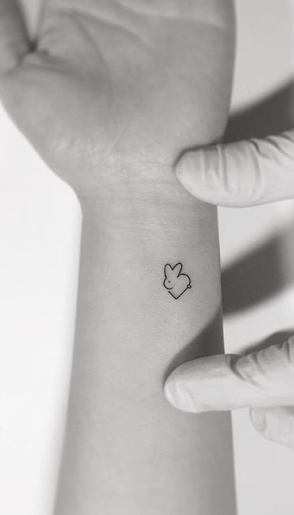 ᴘɪɴᴛᴇʀᴇsᴛ ⋆ ᴊᴏᴜɪʀxʙɪᴛᴄʜ Hase Tattoos, Actor Tattoo, Small And Simple Tattoos, Heart Tattoo Wrist, Tato Minimal, Sanskrit Tattoo, Tattoo Dotwork, Petit Tattoo, Female Tattoos