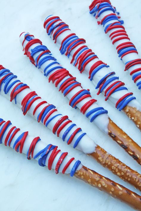 Blue Pretzel Rods, Patriotic Pretzels, Fourth Of July Recipes, Chocolate Covered Pretzel Rods, Patriotic Food, Patriotic Desserts, July Recipes, Pretzel Dip, 4th Of July Desserts