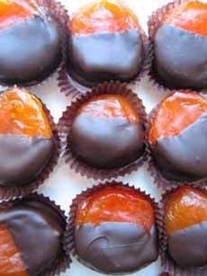 Chocolate Dipped Apricots, Cooking Light Diet, Light Diet, Crunchy Chocolate, Apricot Recipes, Dinner Party Desserts, Flexitarian Diet, Chocolate Covered Fruit, Chocolate Covered Marshmallows