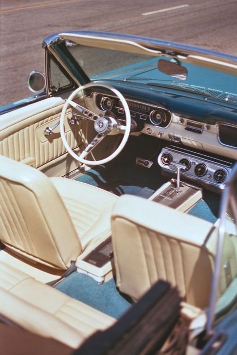 1965 Mustang Convertible, Mustang Interior, Carros Vintage, Vintage Auto's, Vintage Mustang, Filmy Vintage, Vintage Jeep, 1965 Mustang, Old Vintage Cars