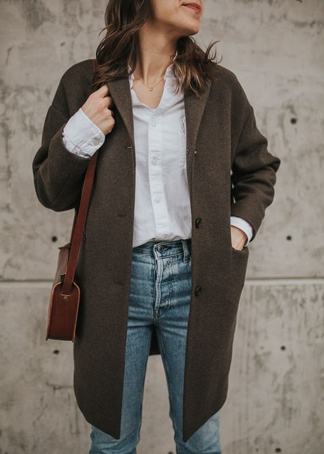 Everlane Lately: Wearing + Wanting - Seasons + Salt Dark Brown Coat Outfit, Fall Fashion Coats, Athleisure Trend, Winter Chic, Light Coat, Fall Coat, Brown Coat, Looks Style, Ladies Dress Design