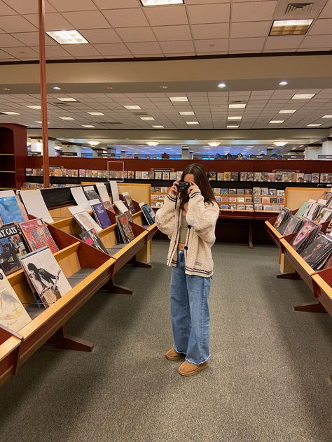 Betty Cardigan Aesthetic, Aesthetic Barnes And Noble Pics, Taylor Swift Cardigan Outfit Aesthetic, Taylor Swift Lifestyle, Augustine Aesthetic Taylor Swift, Taylor Swift Clothes Aesthetic, Swiftie Girl Aesthetic, Ts Cardigan Outfits, Barnes And Noble Aesthetic Outfit