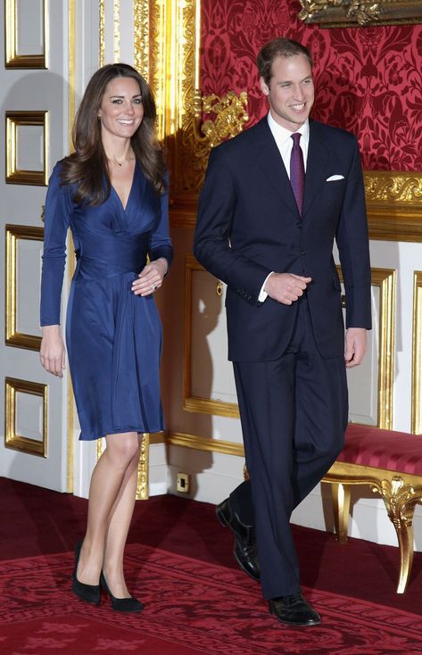 Kate Middleton Engagement Dress, Kate Middleton Engagement, Kate Middleton Blue Dress, Royal Wedding 2011, Ducesa Kate, Princess Diana Jewelry, Kate Middleton Style Outfits, Middleton Family, Clarence House