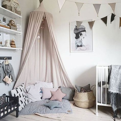 CREATIVE IDEAS FOR DECORATING A PLAY CORNER - Kids Interiors Reading Corner Kids Room, Pretty Room Decor, Small Toddler Rooms, Baby Bed Canopy, Reading Corner Kids, Baby Room Curtains, Play Corner, Baby Canopy, Parents Room