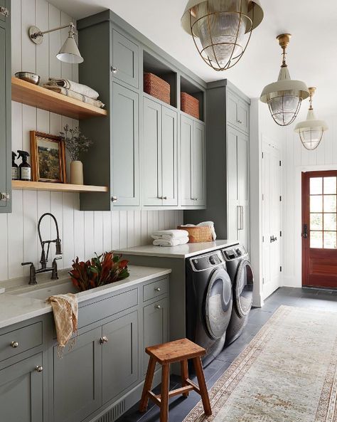 Laundry Room Closet Ideas, Room Closet Ideas, Laundry Room Decor Ideas, Laundry Room Decorating, Laundry Room Closet, Laundry Room Sink, Modern Appliances, Kitchen Paint Colors, Shaker Kitchen