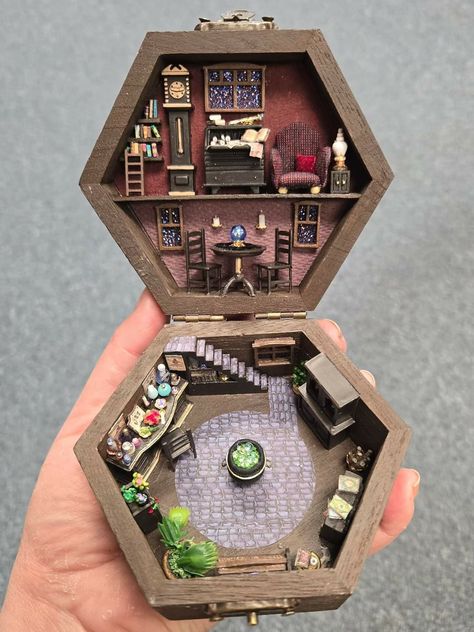 Creepy Miniatures, Ghibli Miniature, Haunted Dollhouse Diy Ideas, Shadowbox Diorama, Haunted Miniatures, Miniature Bookshelf, Mini Crafts, Dnd Crafts, Occult Decor